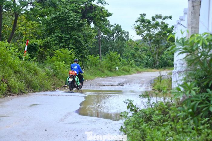 Không chỉ lo ngại thân đê xuống cấp, người dân còn đặc biệt quan tâm đến những vị trí có cao trình thấp. Khi mực nước sông dâng cao, các điểm này có thể trở thành nơi nước tràn qua, làm tăng nguy cơ ngập khu dân cư. Người dân kỳ vọng việc nâng cấp tuyến đê, gia cố bờ sông sẽ sớm hoàn thành, khắc phục các điểm xung yếu và bảo đảm an toàn lâu dài cho hàng nghìn hộ dân phía trong đê.