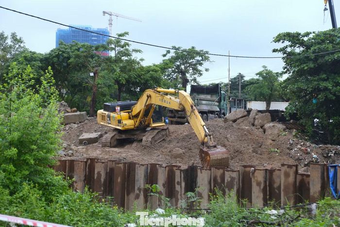 Ông Nguyễn Ngọc Phong – Phó Chủ tịch UBND phường Trường Vinh cho biết, việc nâng cấp, gia cố tuyến đê sông Vinh do Ban Bảo trì, Sở Xây dựng thực hiện. Địa phương đang phối hợp theo dõi, đôn đốc tiến độ, đồng thời rà soát các điểm có nguy cơ mất an toàn để chủ động phương án ứng phó khi mưa lớn, nước sông dâng cao.