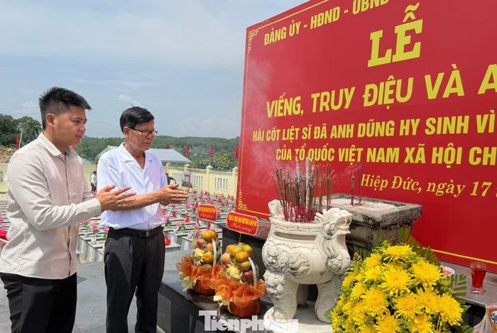 Người thân liệt sĩ tìm đến tham gia lễ viếng, truy điệu và an táng 17 liệt sĩ.