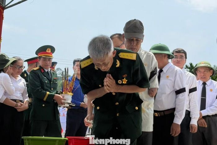 Đồng đội, thân nhân đến viếng, truy điệu, an táng 17 liệt sĩ.