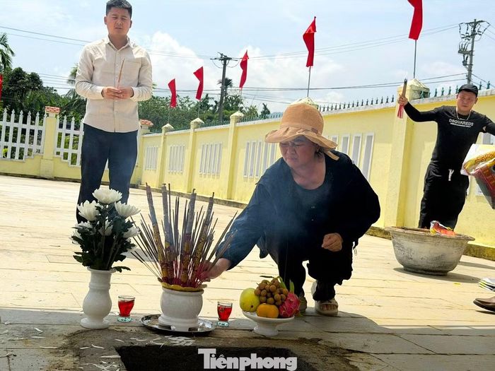 Suốt mấy chục năm tìm kiếm, bà Thủy vỡ òa biết về ngôi mộ tập thể 17 liệt sĩ được phát hiện tại Hiệp Đức và trong danh sách có tên liệt sĩ Võ Xuân Thu.