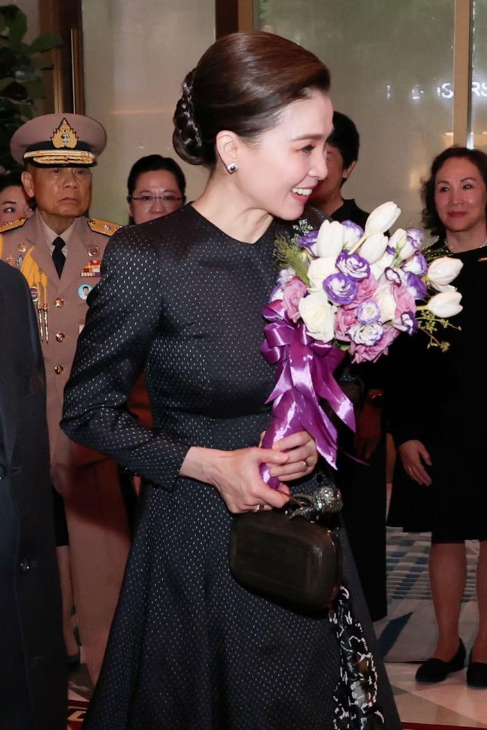 Phụ kiện gồm trâm cài hình cánh hoa, khuyên tai sapphire viền kim cương và túi Yan Lipao dáng chữ nhật bo góc - sản phẩm thủ công mỹ nghệ xứ chùa vàng. Quai túi hình hoa tulip, đính sapphire xanh. Trang phục do nhà mốt cao cấp Thái Lan Meshmuseum thực hiện.