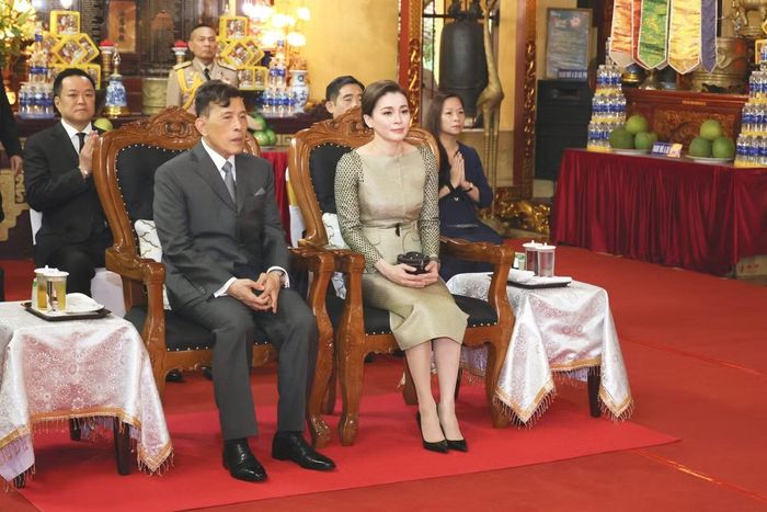 Phụ kiện tiếp tục nhấn vào kỹ nghệ thủ công Thái Lan với túi Yan Lipao viền bạc xoắn, trang trí họa tiết hoa cúc. Chi tiết này được lặp lại trên đôi khuyên tai kim cương, tạo sự liên kết với tổng thể trang phục.