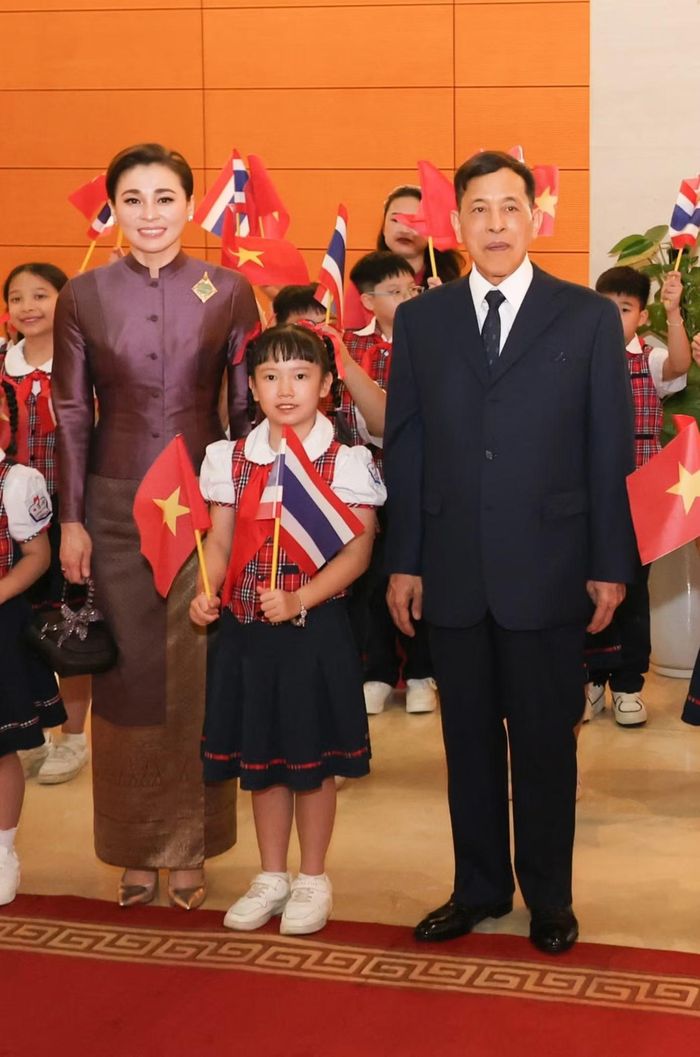 Trong lễ đón chính thức tại Hà Nội ngày 15/9, Hoàng hậu Suthida xuất hiện trong trang phục Chud Thai Amarin (hoặc Chut Thai Amarin) màu tím mận. Đây là một trong 8 bộ quốc phục hoàng gia do Hoàng thái hậu Sirikit sáng tạo, thường được mặc trong các dịp yến tiệc hoặc nghi lễ trang trọng.