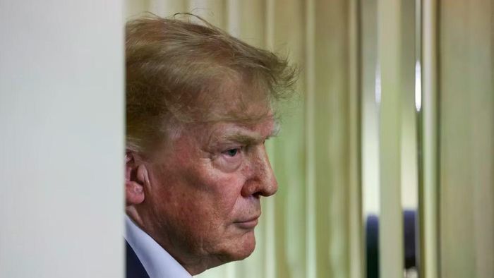 Tổng thống Trump phát biểu trước các phóng viên trên chuyên cơ Không Lực Một hôm 13/9. Ảnh: Getty Image