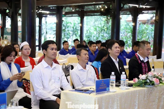 Các đại biểu tham dự khai mạc.