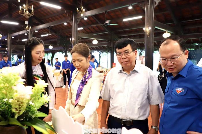 Đại biểu tham quan các gian hàng trưng bày sản phẩm khởi nghiệp.