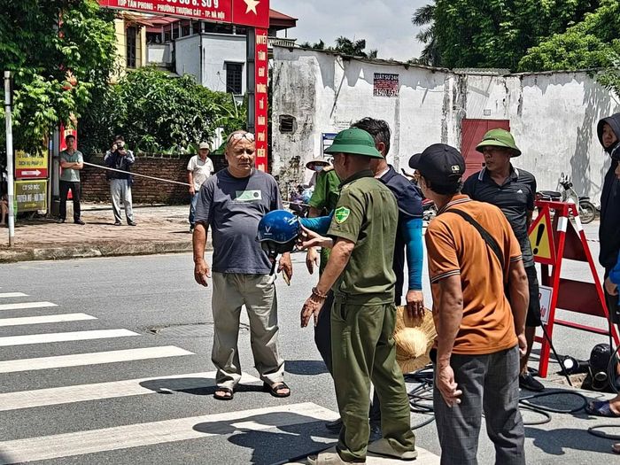 Chiếc mũ bảo hiểm của nam sinh được tìm thấy. (Ảnh: Thanh Hà)