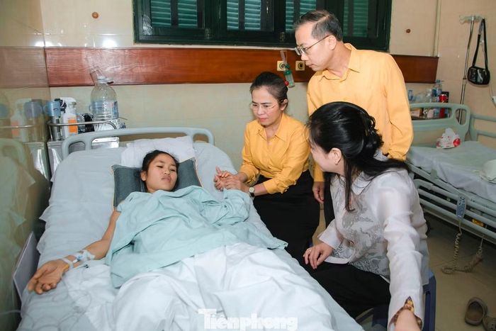 Bà Võ Thị Minh Sinh - Phó Bí thư Tỉnh uỷ, Chủ tịch Ủy ban MTTQ Việt Nam tỉnh Nghệ An và bà Lê Thị Hoài Chung - Giám đốc Sở Y tế Nghệ An đến thăm, động viên cô Hiền.