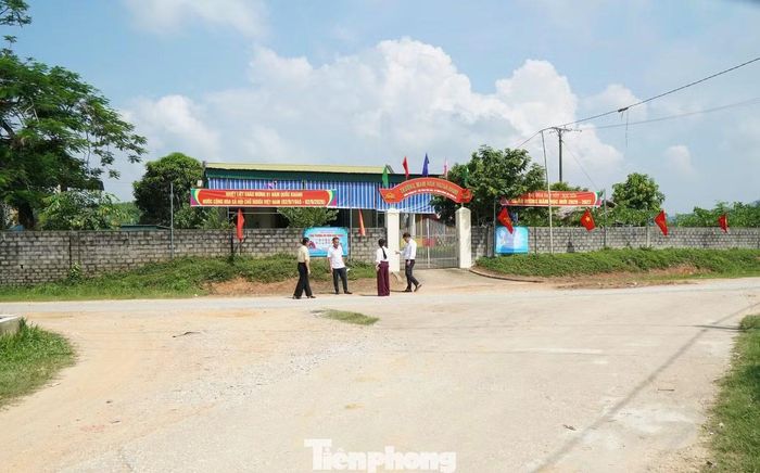 Cổng trường nơi xảy ra sự việc.
