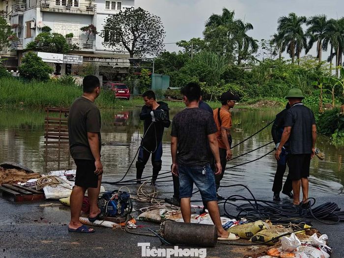Thợ lặn tìm kiếm phía trong cống nước.
