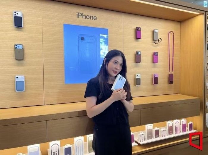 Lee Youngjoo - người đầu tiên mua iPhone tại Apple Store Hàn Quốc. (Ảnh: Asiae.co.kr)