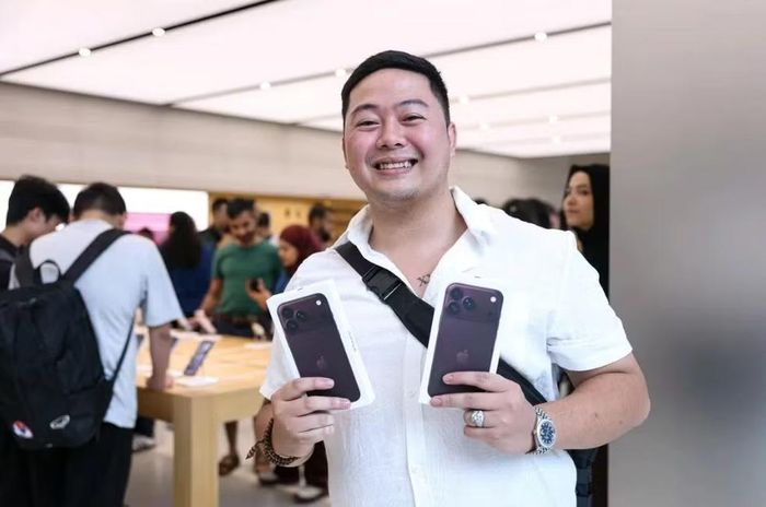 Anh Tran Anh Vu - khách hàng người Việt mua iPhone tại Singapore. (Ảnh: Straitstimes)