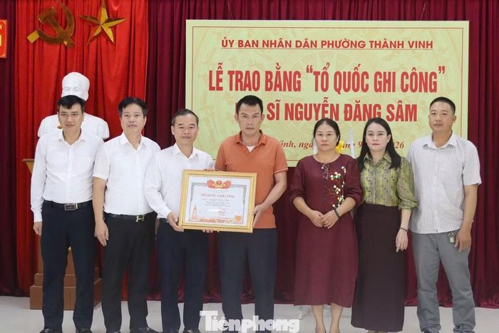 Lãnh đạo phường Thành Vinh trao Bằng Tổ quốc ghi công đến gia đình liệt sĩ Nguyễn Đăng Sâm.