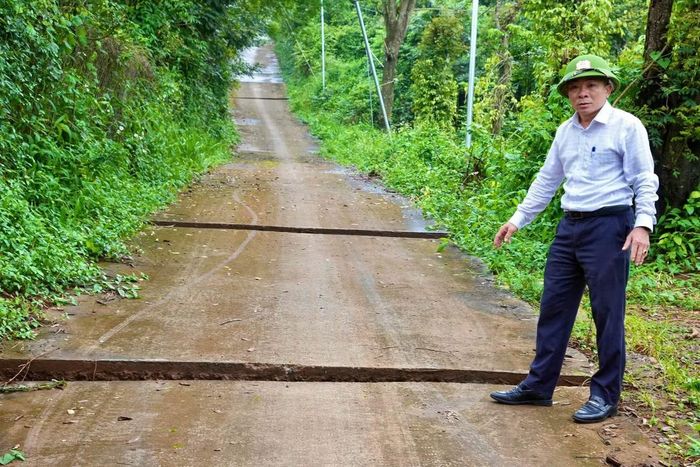 Tuyến đường bê tông tại tổ dân phố 10 Đắk Ha bị nứt ngang.