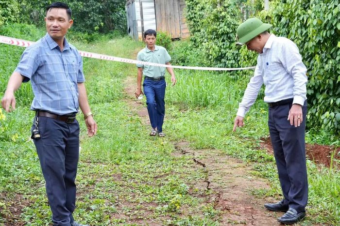 Một số vị trí đất rẫy của người dân cũng xuất hiện nứt và sụt lún cục bộ.