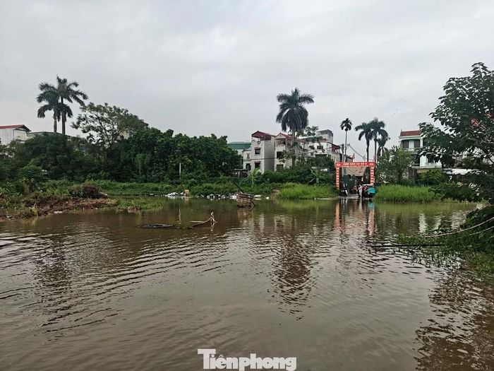 Khu vực nam sinh gặp nạn vẫn mêng mông nước.
