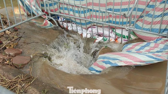 Sáng 18/9, nước tại khu vực miệng cống nơi nam sinh bị cuốn xuống chảy xiết.