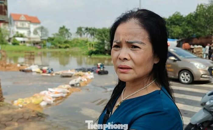 Bà Lan chia sẻ với phóng viên về tình trạng ngập nước tại khu vực.