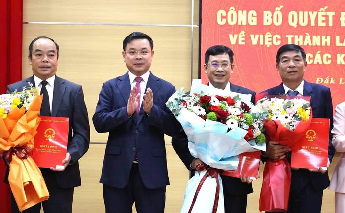 Ông Huỳnh Lữ Tân (thứ 2 từ phải sang) nhận quyết định làm Trưởng Ban Quản lý các Khu kinh tế và các Khu công nghiệp Đắk Lắk.