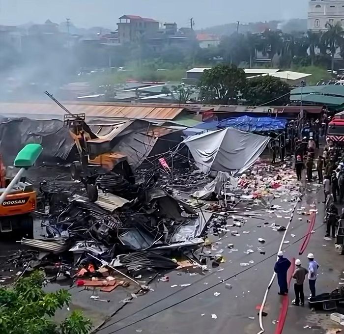 Khi nhận được tin báo, cả trăm người đã được huy động để dập lửa nhưng ngọn lửa lan quá nhanh nên lực lượng cứu hộ cố gắng khống chế không cho ngọn lửa lan sang khu vực lân cận.