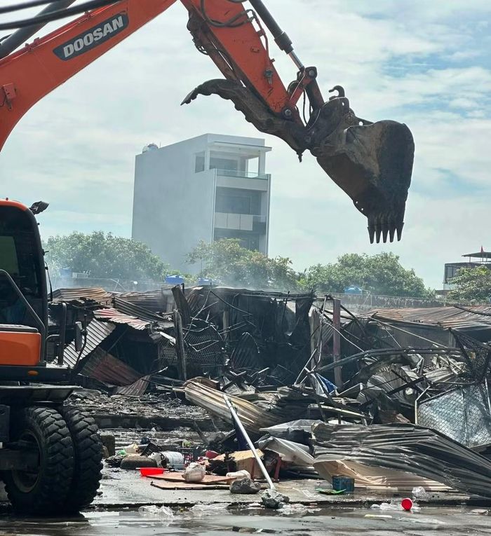 Chợ Kim Sơn là khu chợ tập trung của cả khu vực Mạo Khê, ở đây không chỉ giao thương, buôn bán các loại mặt hàng thiết yếu mà cũng là đầu mối của một số kho hàng cung cấp đi các khu vực lân cận.