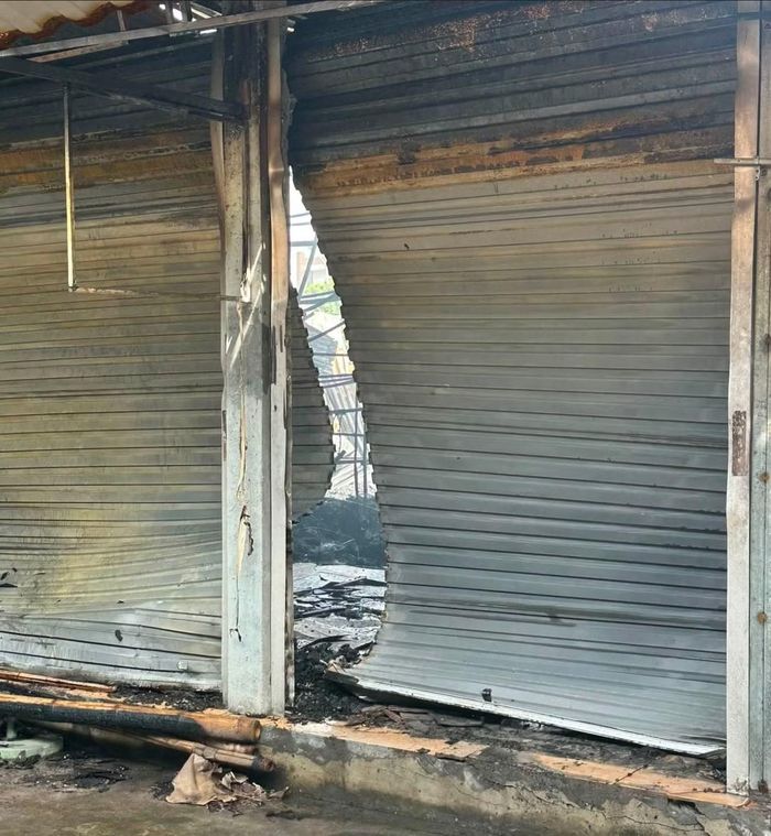 Sau vụ cháy, bên trong chợ Kim Sơn ngổn ngang, đổ nát.
