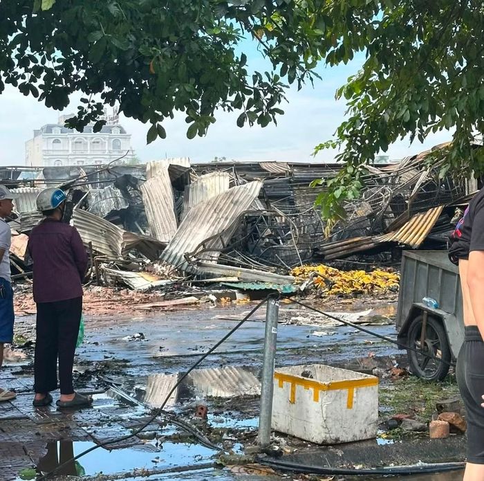 Bà H. T. H. một tiểu thương chợ Kim Sơn đứng thất thần khi quầy hàng bán quần áo của gia đình bị thiêu rụi.