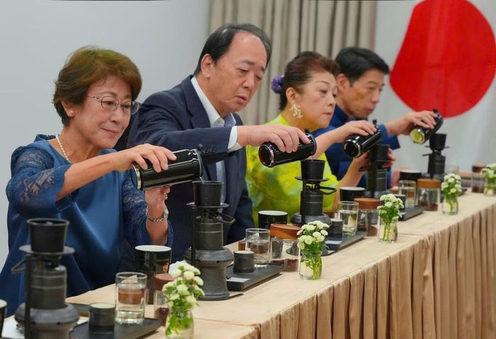 Thống đốc tỉnh Fukuoka và Phu nhân (bên phải), Chủ tịch Hội đồng tỉnh Kagoshima và Phu nhân (bên trái) ấn tượng với trải nghiệm Thiền Cà Phê trong chương trình “Viet Nam Day 2026”.