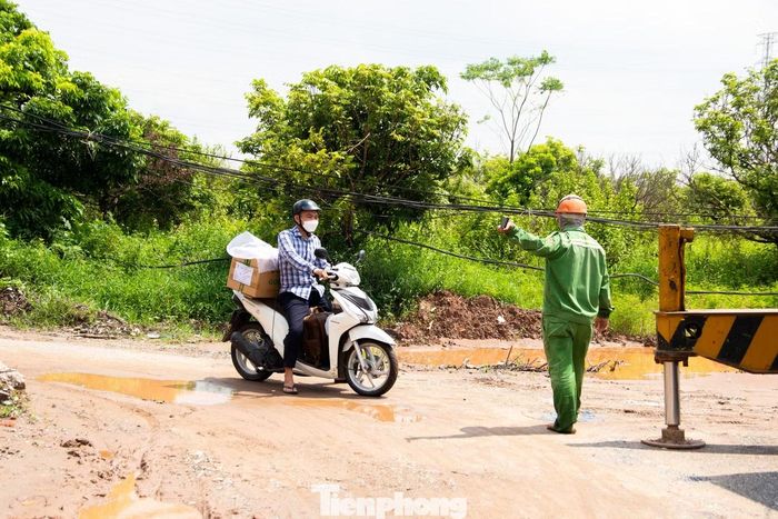 Nhiều người chưa nắm được thông tin, khi đến điểm ngập đành phải quay đầu tìm hướng đi khác.
