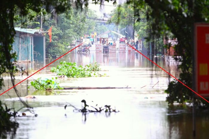 Tại cầu Đại Thành, nước lũ dâng cao tràn sâu qua mặt cầu buộc lực lượng chức năng phải lập chốt, cấm hoàn toàn người và phương tiện qua lại để bảo đảm an toàn. Cây cầu vốn có kết cấu yếu, là tuyến kết nối dân cư hai bên sông Đáy phục vụ nhu cầu đi lại, giao thương và học tập hàng ngày của người dân địa phương. (Đồ hoạ minh hoạ vị trí cầu Đại Thành - viền đỏ)