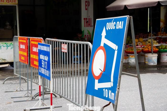 Cơ quan chức năng đã cấm hoàn toàn người và phương tiện lưu thông qua cây cầu này, khiến người dân phải đi đường vòng hàng chục kilomet để di chuyển giữa hai bờ.