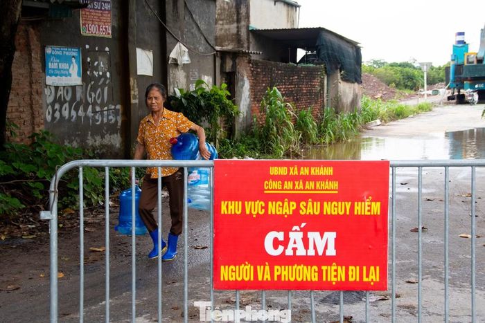 Việc tạm dừng lưu thông qua cầu Tân Phú khiến mạch giao thông kết nối hai bờ bị cắt đứt. Bà Loan, một người dân địa phương, chia sẻ: "Bình thường chạy xe qua cầu chỉ mất vài phút là sang bờ bên kia, nay cầu cấm ngặt vì nước ngập sâu, bà con quanh đây ai nấy đều phải đi vòng xa thêm vài cây số. Đường vòng vừa hẹp, vừa đông xe lại trơn trượt mùa mưa, việc đưa đón con đi học hay chở hàng hóa mưu sinh đều vất vả hơn".