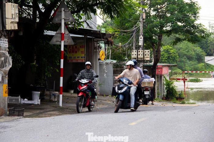 Do cầu 72 ngập sâu và bị cấm qua lại hoàn toàn, nhiều người dân khi tới đầu cầu đành phải quay đầu tìm hướng đi khác.