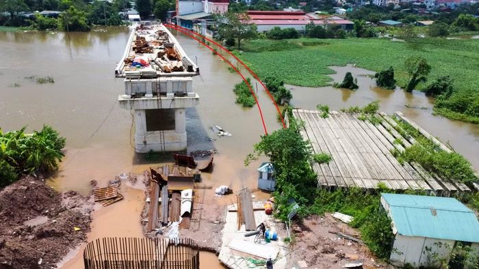 Còn tại cầu Tân Phú, từ ngày hôm qua nước lũ nhấn chìm cầu. Trong khi đó, công trình cầu Tân Phú mới kề bên vẫn chưa hoàn thiện để kịp thời phục vụ nhu cầu đi lại của người dân. (Đồ hoạ minh hoạ vị trí cầu Tân Phú - viền đỏ)