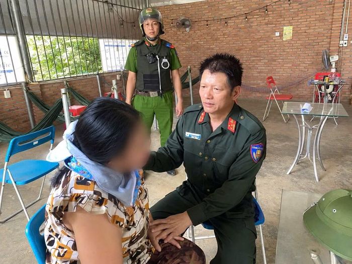 Thượng tá Nguyễn Công An, Trưởng Công an xã Hòa Phú, động viên tinh thần người phụ nữ. Ảnh: Công an Đắk Lắk.
