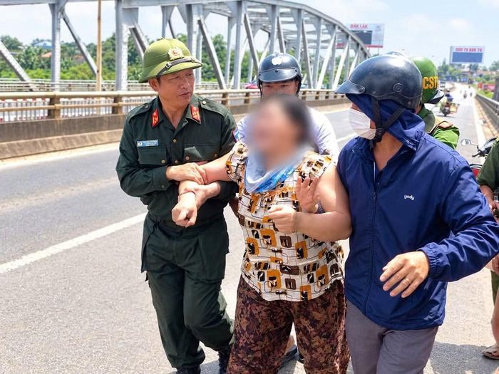 Công an xã Hòa Phú thuyết phục người phụ nữ từ bỏ ý định tiêu cực. Ảnh: Công an Đắk Lắk.