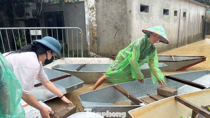 Người dân xã Quảng Bị tranh thủ sơ tán người và tài sản trước nguy cơ nước lũ sông Bùi tiếp tục dâng cao
