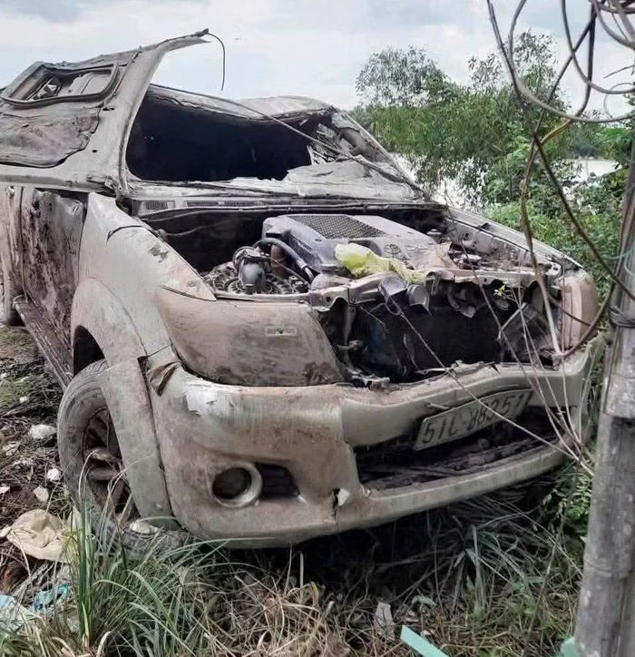 Chiếc xe bán tải được trục vớt, bên trong phát hiện có xương người.
