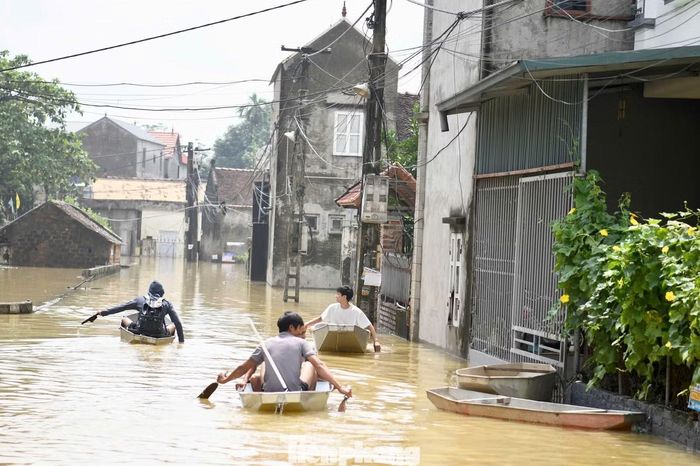 Nhiều tuyến đường trong thôn chìm trong biển nước. Theo thông tin từ xã Quảng Bị, ngập lụt ảnh hưởng đến 5 thôn với 495 hộ, 2.072 nhân khẩu. Khoảng 3.150 m đường giao thông nông thôn và 2.300 m đường giao thông nội đồng bị ngập.