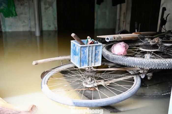 Cô Nguyễn Thị Muộm (thôn Ninh Kiều, xã Quảng Bị) cho biết những ngày ngập kéo dài, gia đình chủ yếu ăn mì tôm, có thời điểm thiếu nước sạch đun uống. Do phải kê bếp lên cao để nấu nướng, đợt ngập năm ngoái cô từng trượt ngã đập đầu xuống nền nhà, đến nay vẫn sức khỏe vẫn còn ảnh hưởng.