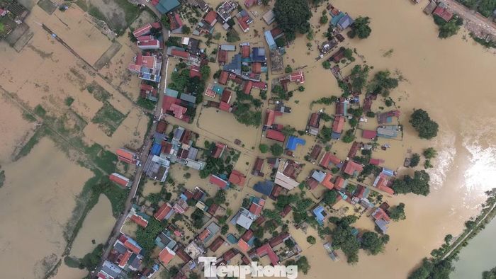 Nước sông Bùi dâng cao vượt mức báo động, tràn qua đê bối gây ngập lụt diện rộng tại nhiều xã vùng ven. Khu vực thôn Đồng Dâu, xã Quảng Bị (Hà Nội) tiếp tục rơi vào cảnh ngập sâu 4 ngày qua.