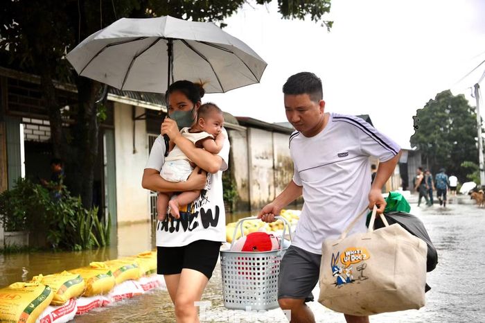 Hiện 101 hộ với 462 nhân khẩu được di dời đến nơi an toàn, trong đó có 71 trẻ em và 17 người cao tuổi.