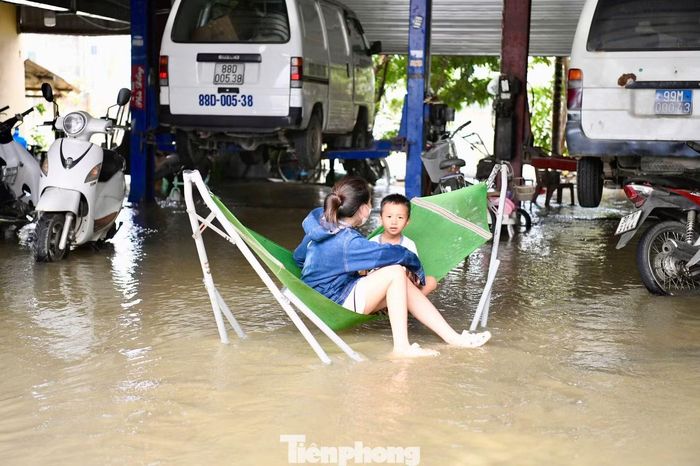 Để bảo vệ tài sản có giá trị, xưởng sửa chữa ô tô nâng cao các xe lên khỏi mặt đất khoảng gần một mét.