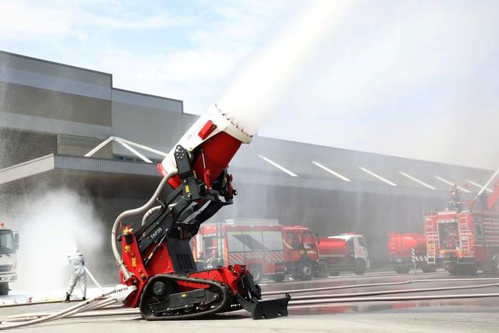 Robot chữa cháy tự động tiếp cận các khu vực nguy hiểm, nguy cơ đổ sập để dập tắt đám cháy, nhằm hạn chế thiệt hại có thể gây ra cho con người.