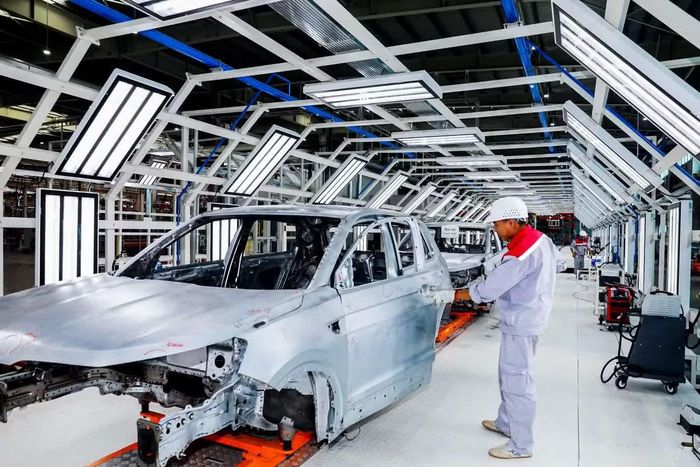 Tình huống giả định được đưa ra do sự cố thiết bị điện gây cháy tại hệ thống máy nén khí Xưởng lắp ráp thuộc Công ty Cổ phần Khu công nghiệp Tổ hợp công nghệ Thành Công Việt Hưng. Khu vực xảy ra cháy có nhiều chất dễ cháy như vỏ bao bì, màng bọc nylon, gỗ, cao su nên đám cháy nhanh chóng phát triển, ngọn lửa lan nhanh ra các khu vực xung quanh, gặp hỗn hợp xăng dầu tại khu vực trạm bơm nhiên liệu bên trong nhà xưởng gây ra vụ nổ lớn. (Ảnh minh họa)