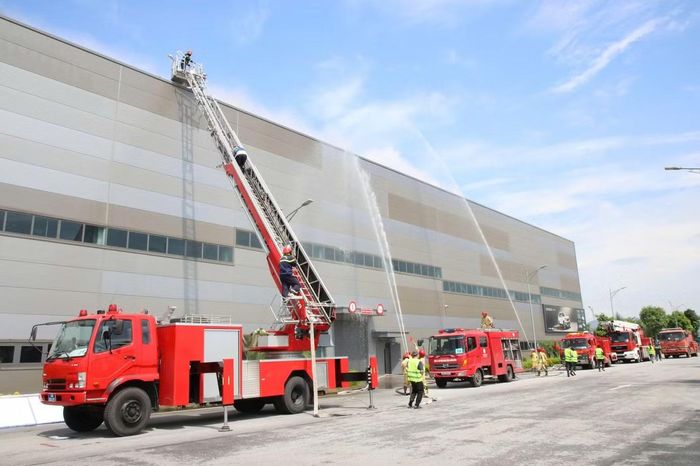 Ngay khi xảy ra sự cố, Lực lượng PCCC cơ sở triển khai chữa cháy, CNCH ban đầu, báo cháy cho Công an TP. Quảng Ninh. Phòng PC07 điều động lực lượng, phương tiện đến hiện trường đồng thời tham mưu UBND thành phố huy động các lực lượng (Quân đội, Y tế, Công an xã/phường...).
