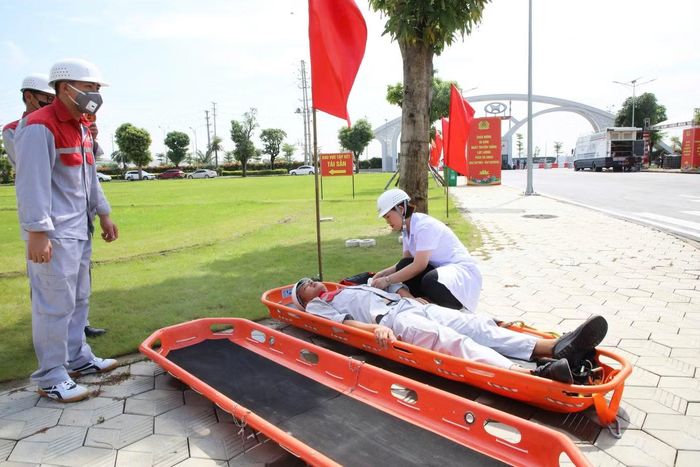 Các công nhân bị thương sau khi đưa ra khỏi nhà máy được lực lượng y tế sơ cứu trước khi chuyển tới bệnh viện.