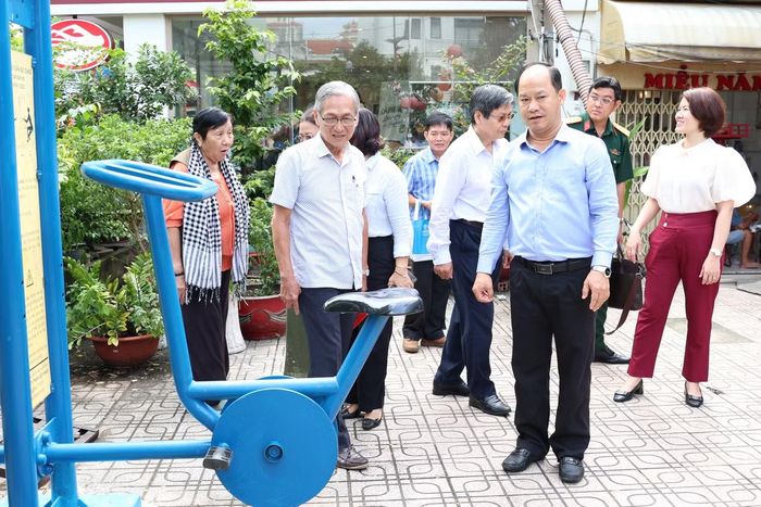 Ông Cảnh cũng mong phường chú ý quy hoạch một số khu đất trống thành nơi khang trang, sáng sủa để người dân tập trung sinh hoạt, vui chơi thuận tiện. Đồng thời, đề nghị phường có hướng phối hợp công ty cây xanh xử lý, mé nhánh đối với những tàng cây xanh lớn, phòng rủi ro cho dân. “Cách đây khoảng một tháng, nguyên cái cây lớn đổ sập đè vào nhà kế bên, may mà không ai bị làm sao”, ông Cảnh cho biết.