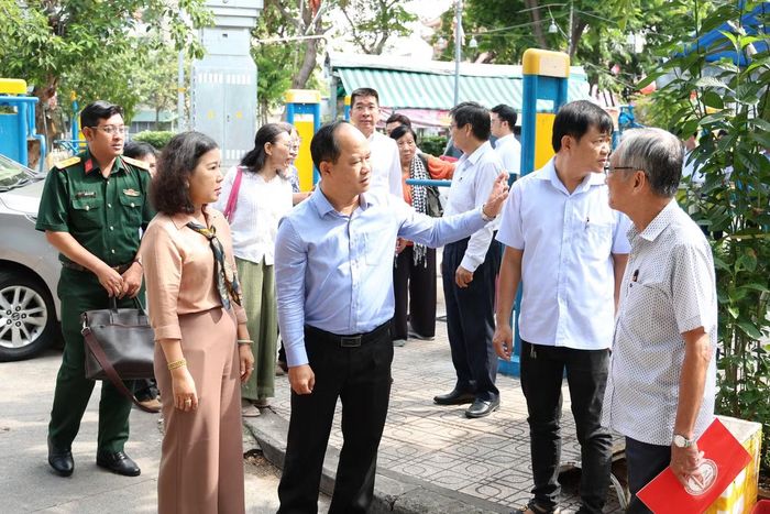 Rời không gian cà phê lắng nghe, đối thoại, lãnh đạo phường trực tiếp khảo sát khu vực người dân đề cập trong kiến nghị để kịp thời chỉ đạo giải quyết nhằm đảm bảo quyền lợi chính đáng của người dân khu phố. Bí thư Đảng ủy phường Lê Đức Thanh yêu cầu các đơn vị triển khai khảo sát các vị trí trồng cây xanh, tạo bóng mát, cảnh quan đô thị. Đồng thời, chú ý đầu tư, tôn tạo các thiết chế văn hóa - thể thao phục vụ đời sống người dân. Ông cũng yêu cầu đơn vị chức năng giải tỏa các phương tiện lấn chiếm hành lang công cộng. Ảnh: Ngô Tùng